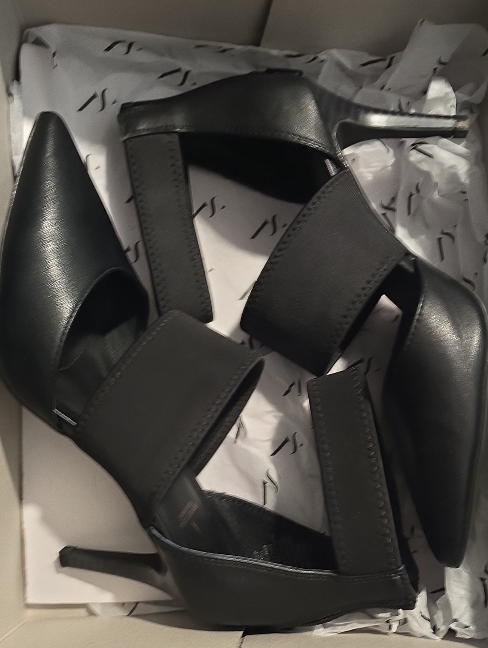SIMPLY VERA WANG -  New York Style Black Pointed Toe Strappy Heels Black US 6